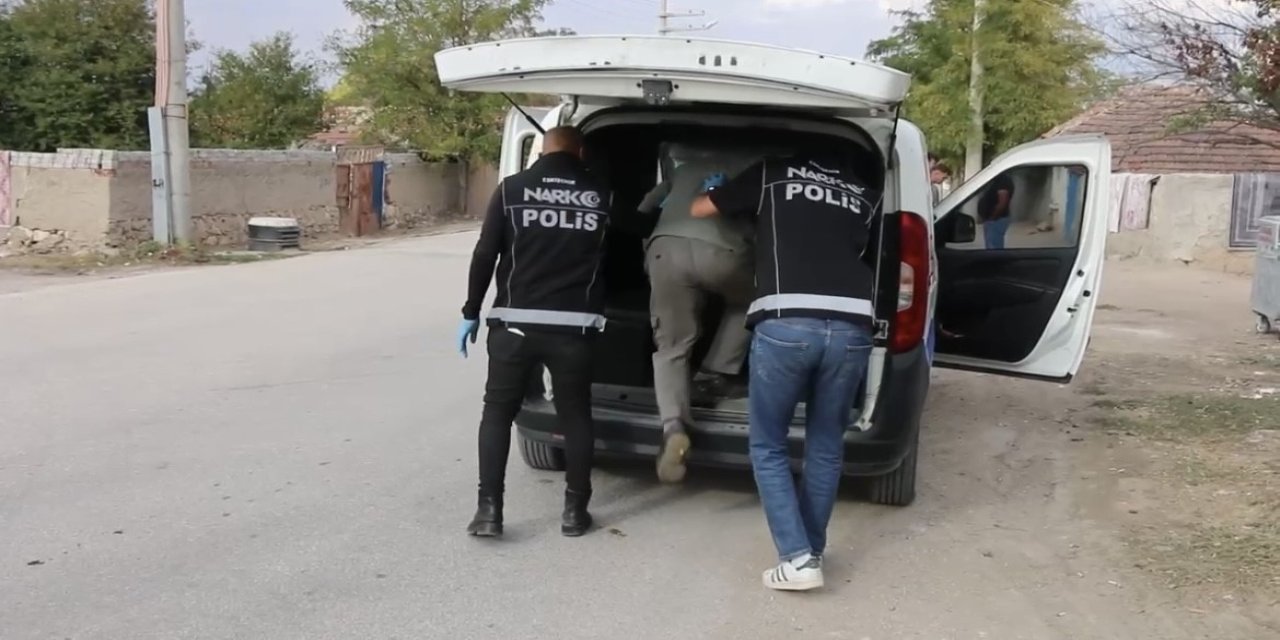Polisten Alpu’da Uygulama: Uyuşturucu Ve Silah Ele Geçirildi