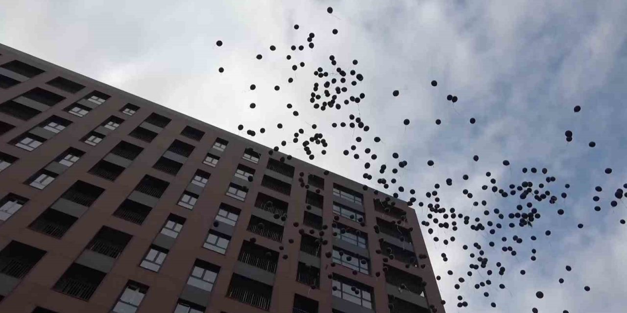 Gökyüzüne Siyah Balon Bıraktılar