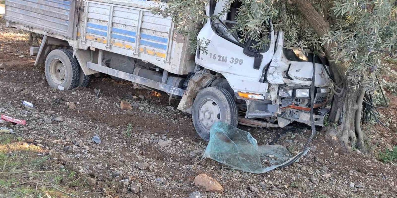 Kamyon Otomobille Çarpıştı: 1 Yaralı