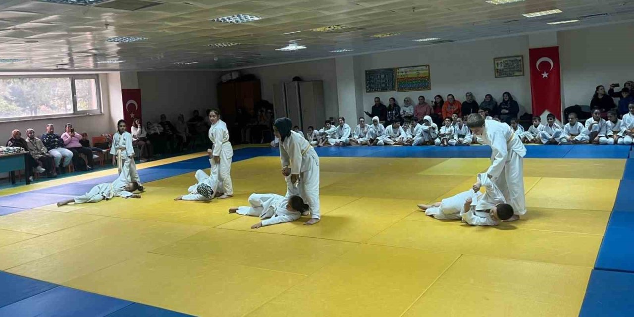 Judoda Terfi Heyecanı, 100 Sporcu Bir Üst Kemere Yükseldi