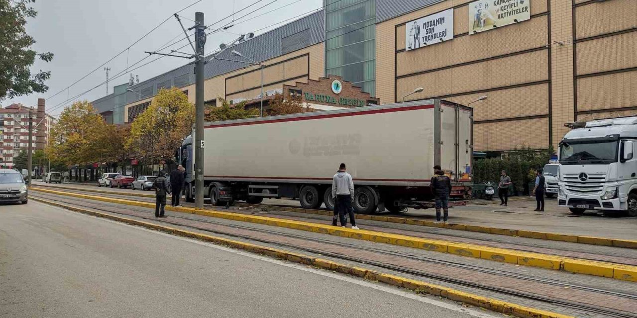 Kontrolden Çıkan Tır Tramvay Yoluna Girdi, Seferler Aksadı