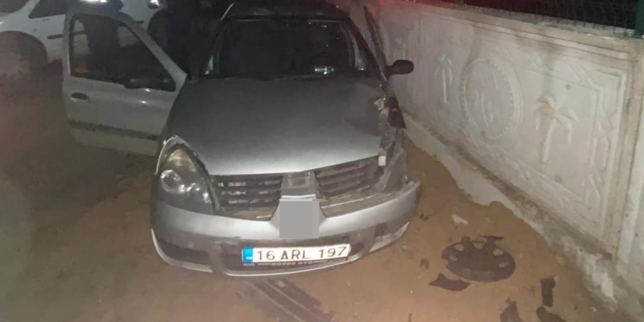 Kontrolden Çıkan Otomobil Duvara Çarptı