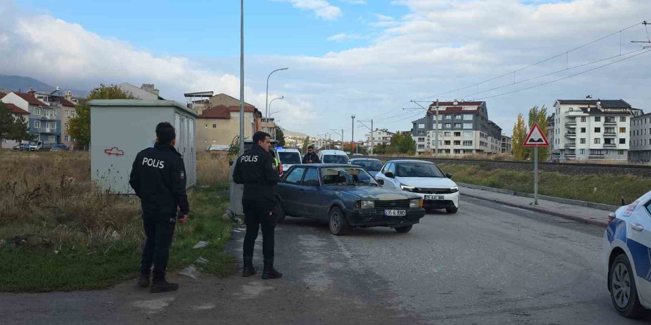 Otomobilin Çarptığı 2 Kişi Yaralandı