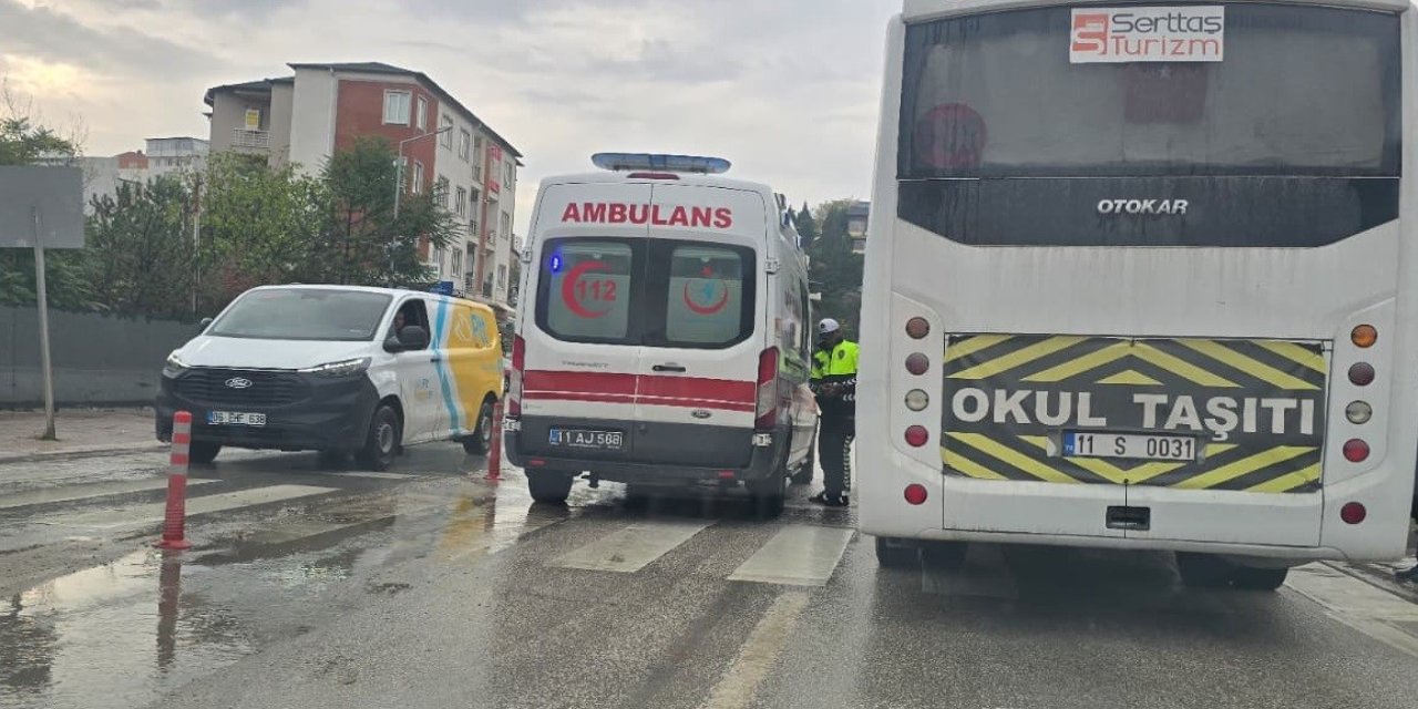 Ters İstikamete Dönmeye Çalışan Kamyonete Motosiklet Çarptı! 1 Yaralı
