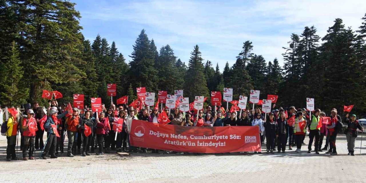 Yüzlerce Kişi Cumhuriyetin İzinde Yürüdü