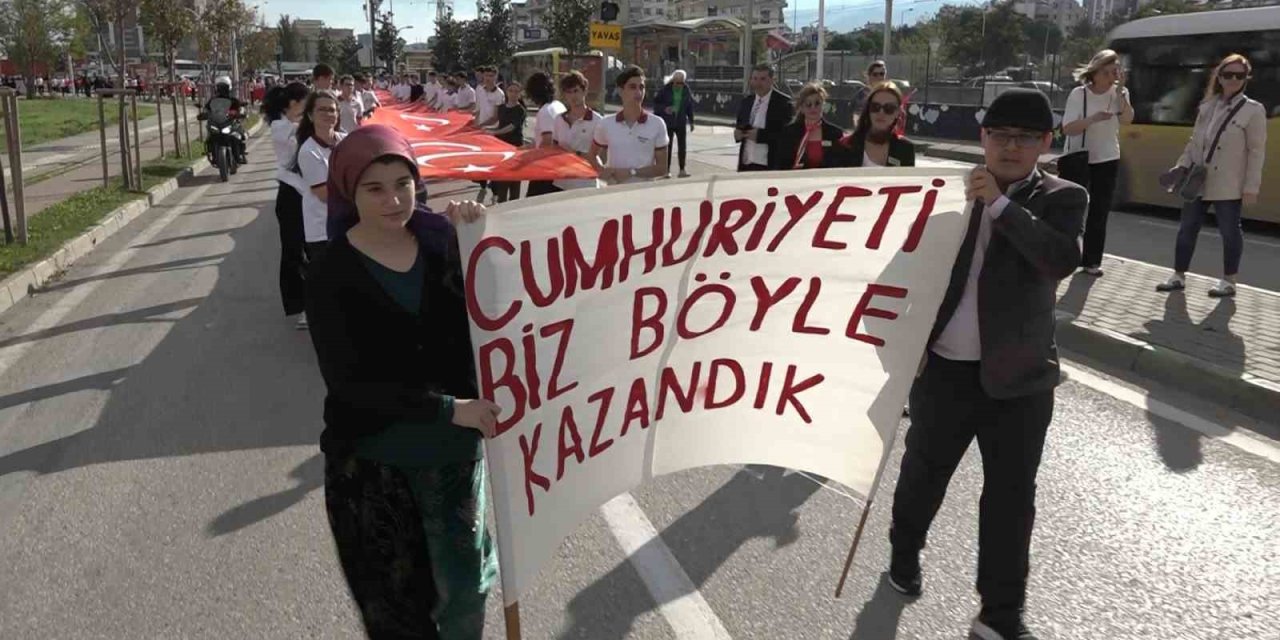 Bir Cadde Boyunca Türk Bayrağı Açtılar