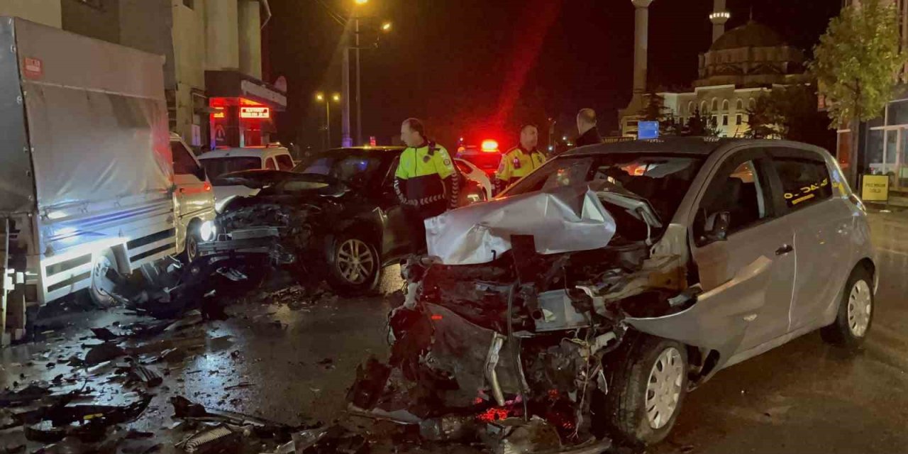 Ter Yöne Girdi: Otomobille Kafa Kafaya Çarpıştı!