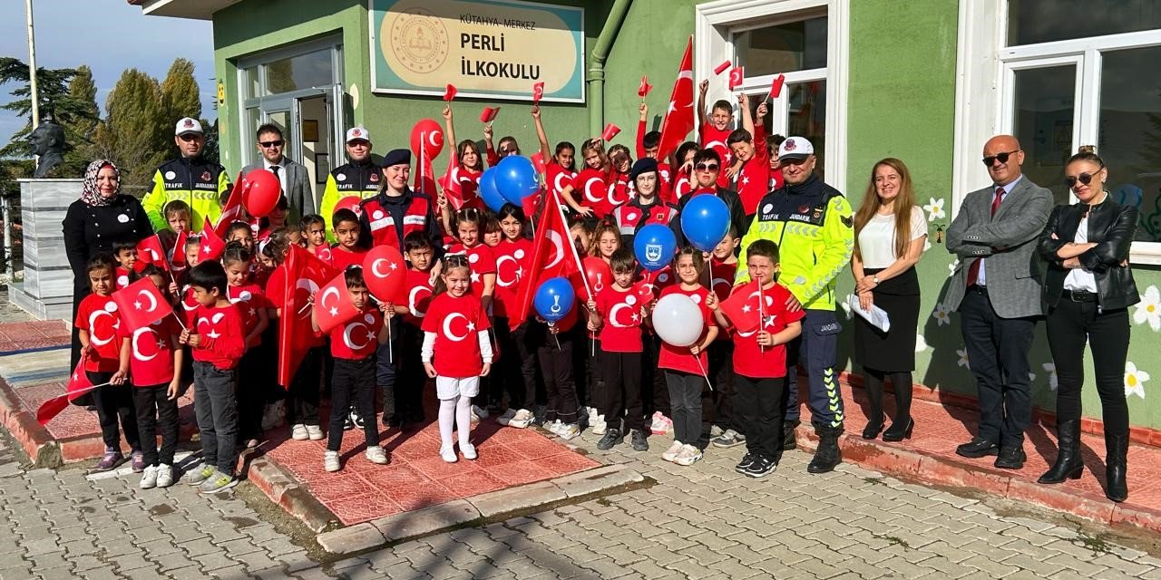 Jandarma Ekipleri Miniklerin Cumhuriyet Bayramını Kutladı