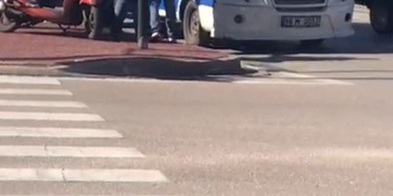 Minibüs Şoförü İle Motokurye Arasında Yol Verme Tartışması