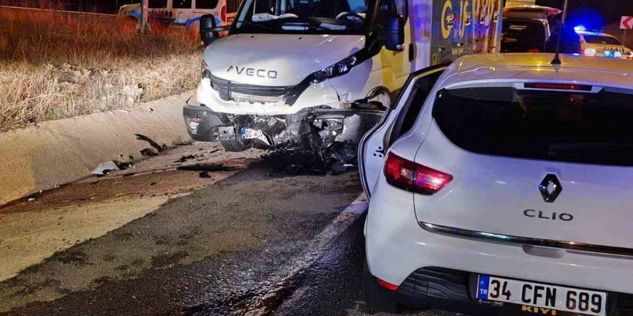 2 Araç Kafa Kafaya Çarpıştı