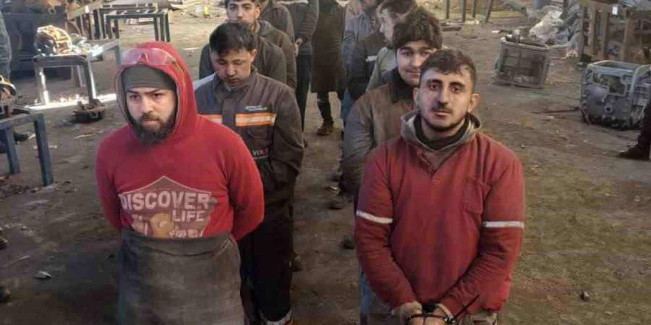 Düzensiz Göçmen Operasyonu: 17 Göçmen Yakalandı, 2 Kişi Gözaltına Alındı