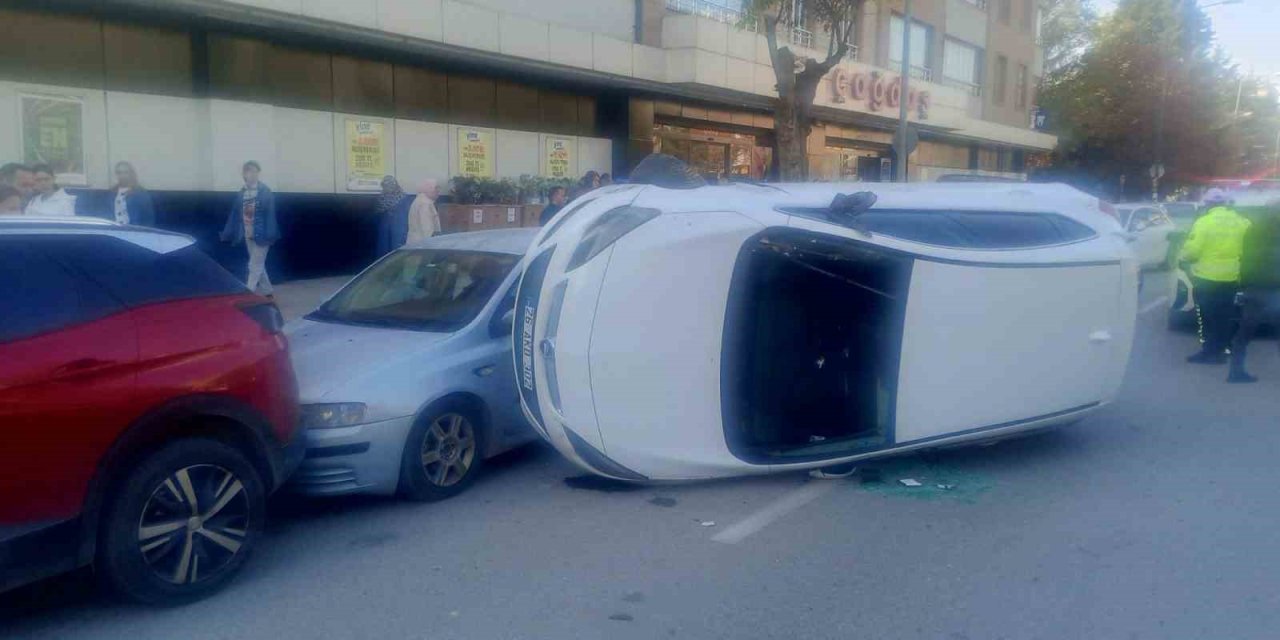Park Halindeki Araçlara Çarpan Otomobil Yan Yattı