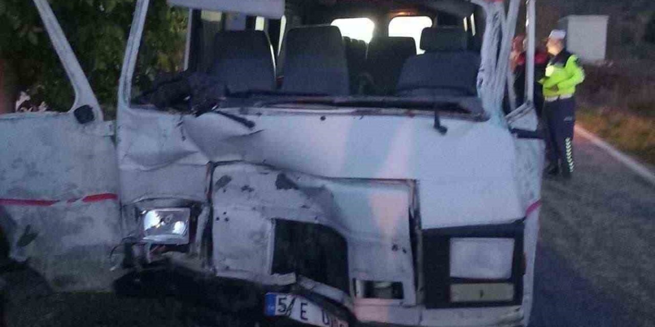 Traktör İle Minibüs Çarpıştı: 3 Yaralı