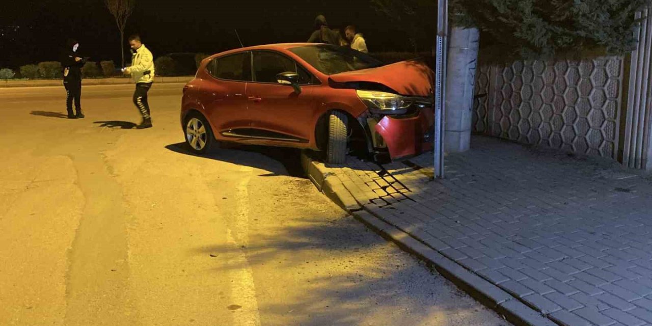 Kontrolden Çıkan Otomobil Direğe Çarptı