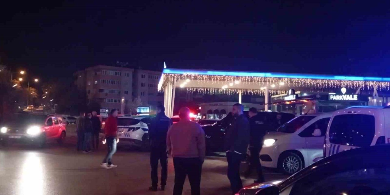 AVM'de Silahını Göstererek Bekçileri Tehdit Etti