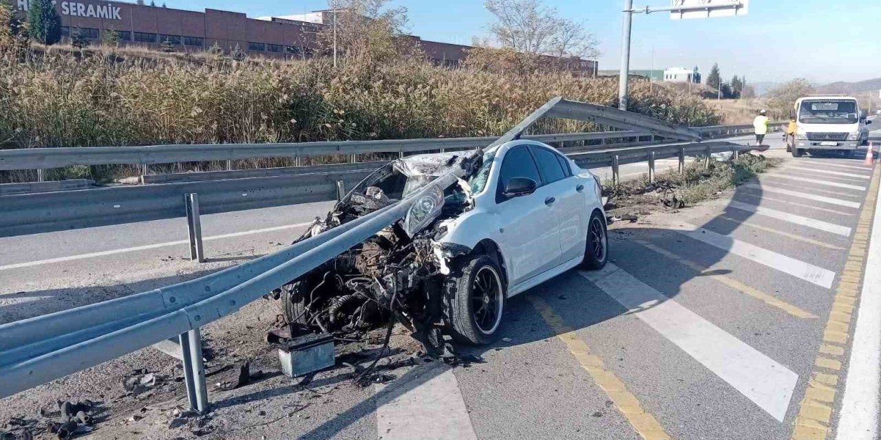 Kontrolden Çıkan Otomobil Bariyerlere Çarptı; 6 Kişi Yaralandı