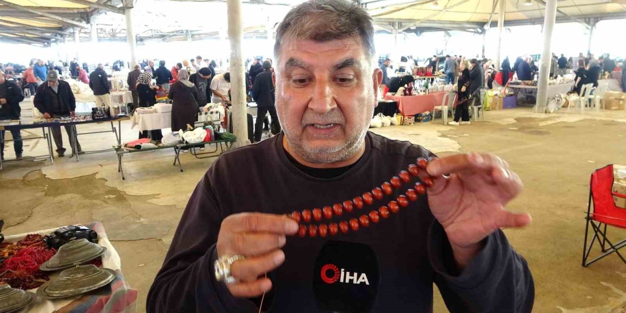 30 Yıldır Şehir Şehir Dolaşarak Tespih Satıyor