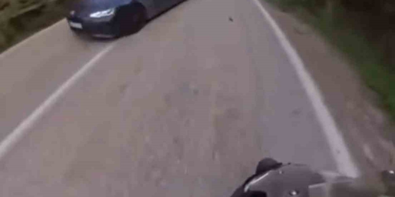 Motosikletlinin Saniyelerle Ölümden Kurtulduğu Anlar Kameraya Yansıdı