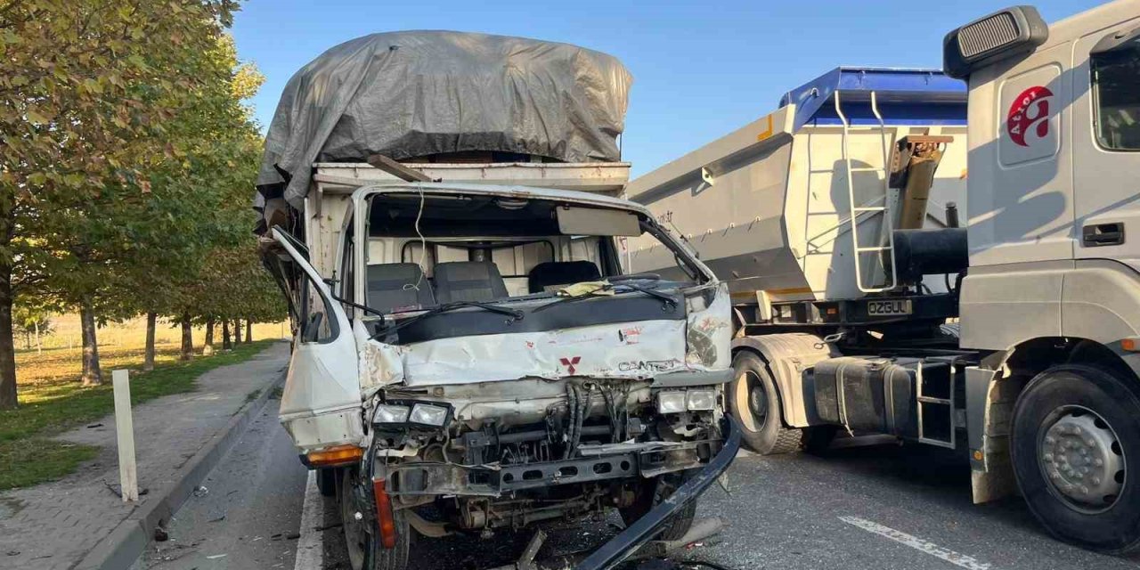 Kamyona arkadan çarptı!