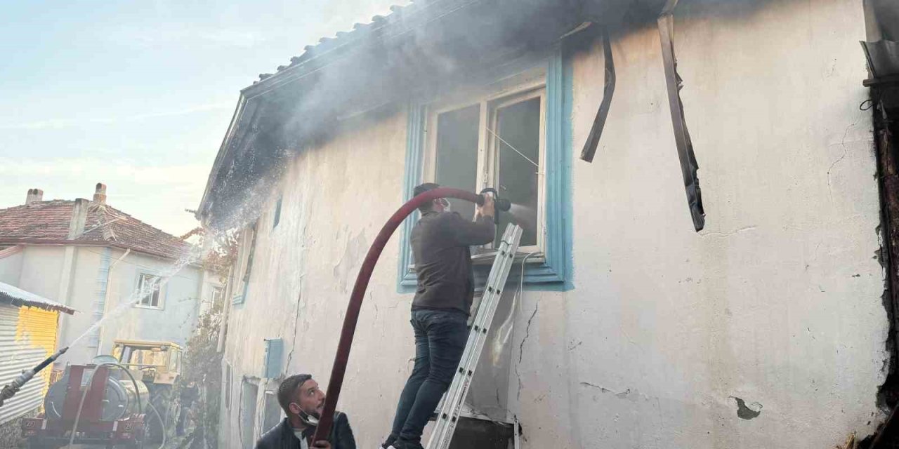 Çıkan Yangında İki Ev Ve Bir Ahır Kullanılamaz Hale Geldi