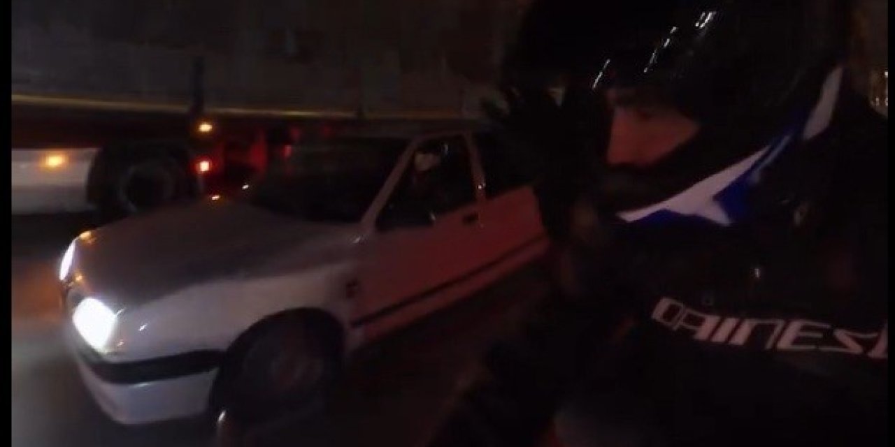 Motosiklete Yandan Çarpan Araç, Yoluna Bir Şey Olmamış Gibi Devam Etti