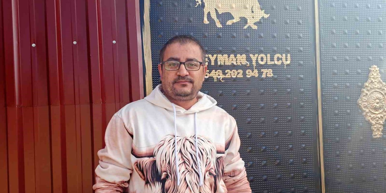 Yolda Gördüğü Zehirli Yılanı Elleriyle Yakaladı