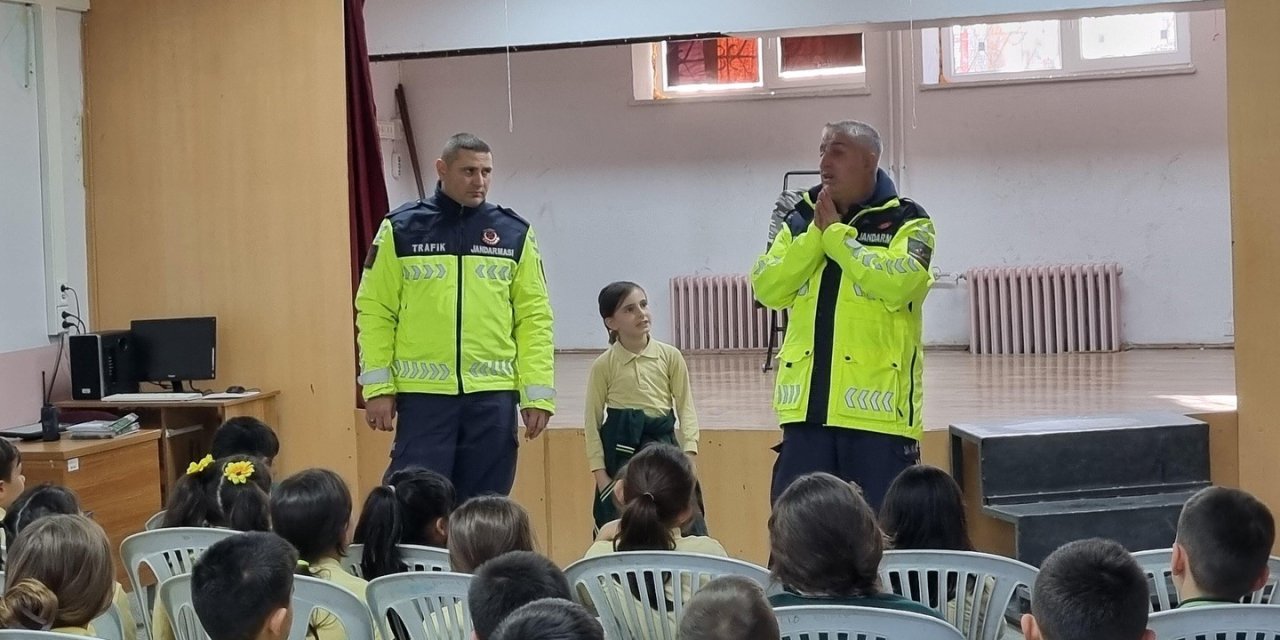 Öğrencilere Trafik Ve Emniyet Kemeri Eğitimi Verildi