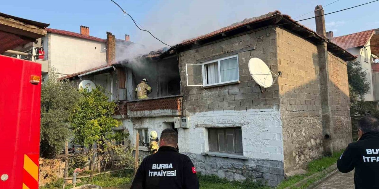 İki Katlı Evde Yangın Paniği Mahalleyi Sardı