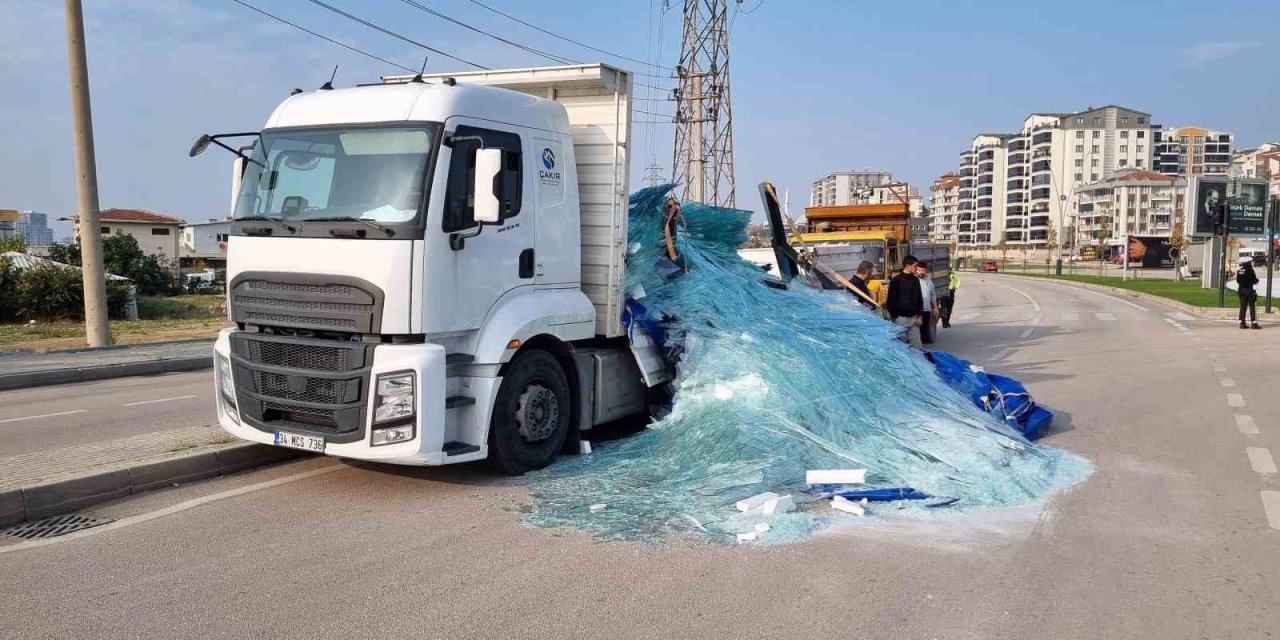 Tonlarca Ağırlıktaki Cam Tuzla Buz Oldu