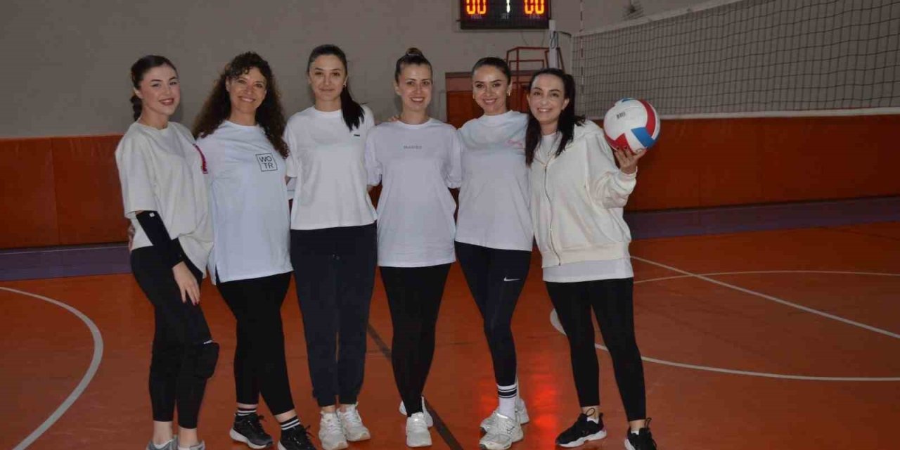 Kadın Öğretmenlerden Oluşan Voleybol Takımı Erkeklere Meydan Okuyor