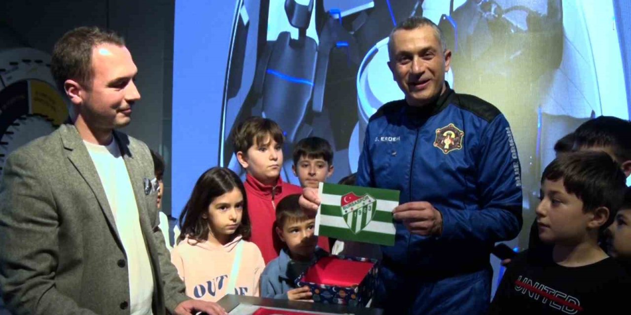 Gökhan Erdem Uzaya Çıkardığı Bursaspor Bayrağını Guhem’e Teslim Etti