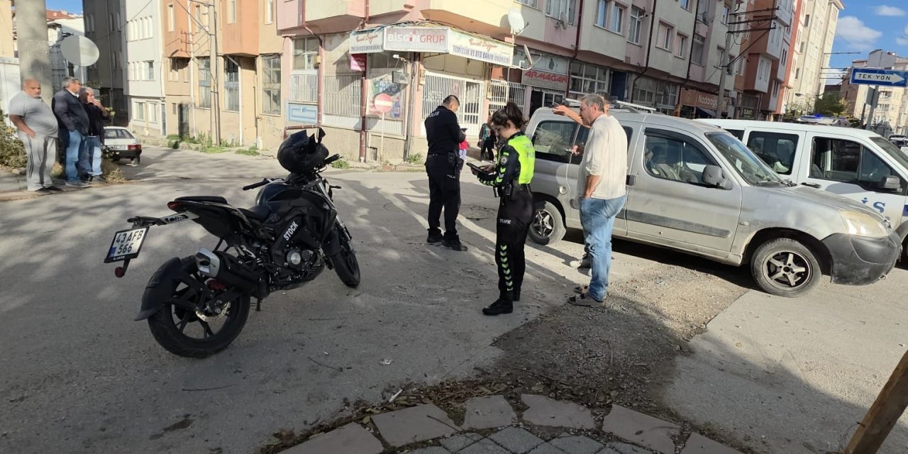 Hafif Ticari Araç İle Motosiklet Çarpıştı: 1 Yaralı