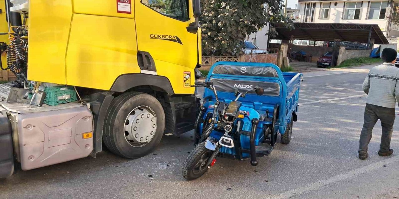 Elektrikli Bisiklet İle Tır Çarpıştı: 1 Yaralı
