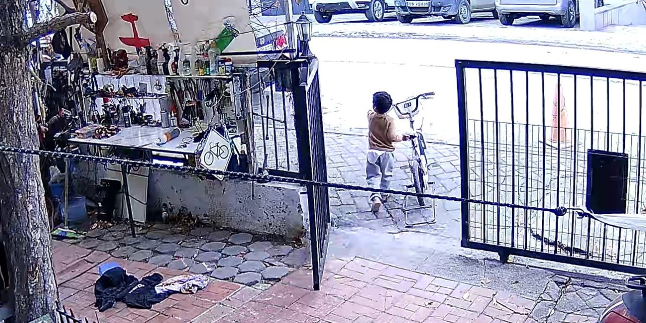 Bisikletini Çalan Çocuklara Üzülen Adam "İsteselerdi Verirdim, Böyle Yapmalarına Üzüldüm" Dedi