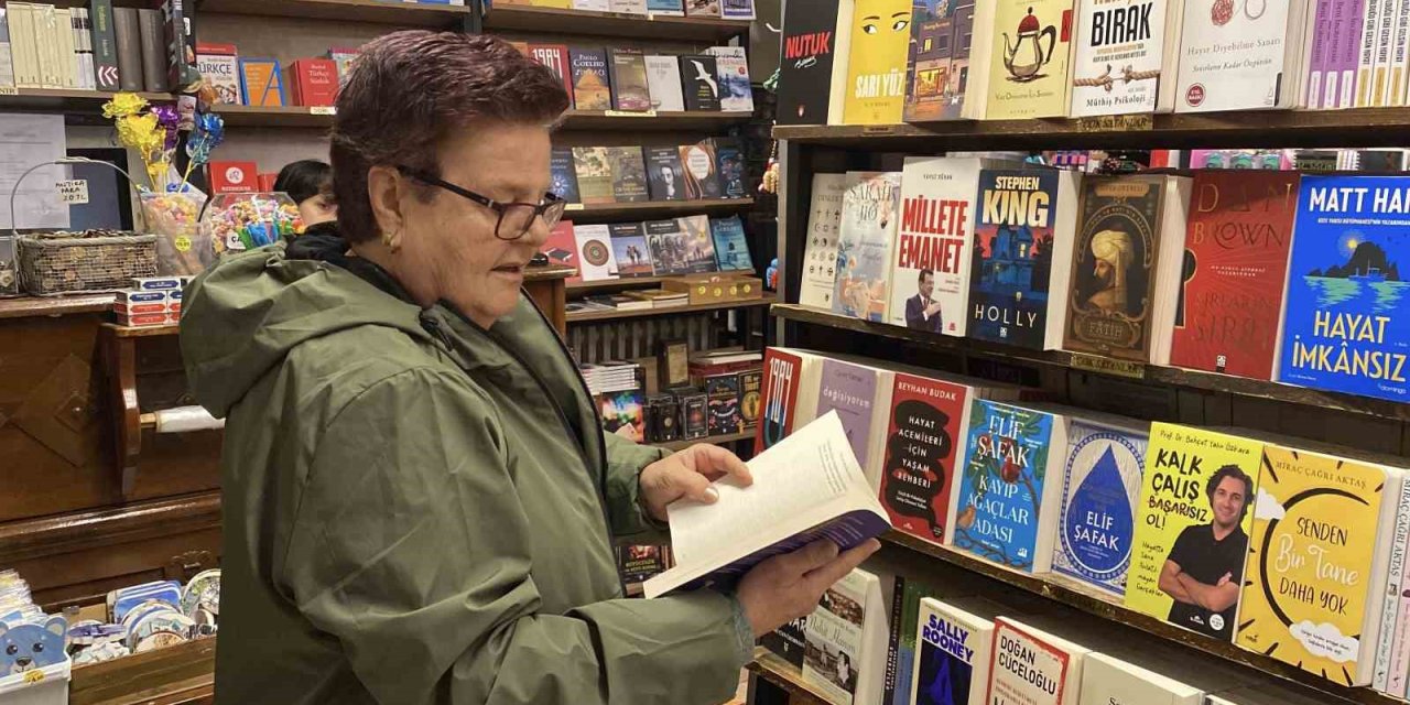 Tek Gözü Görmeyen 66 Yaşındaki Kadın Her Gün 300 Sayfa Kitap Okuyor