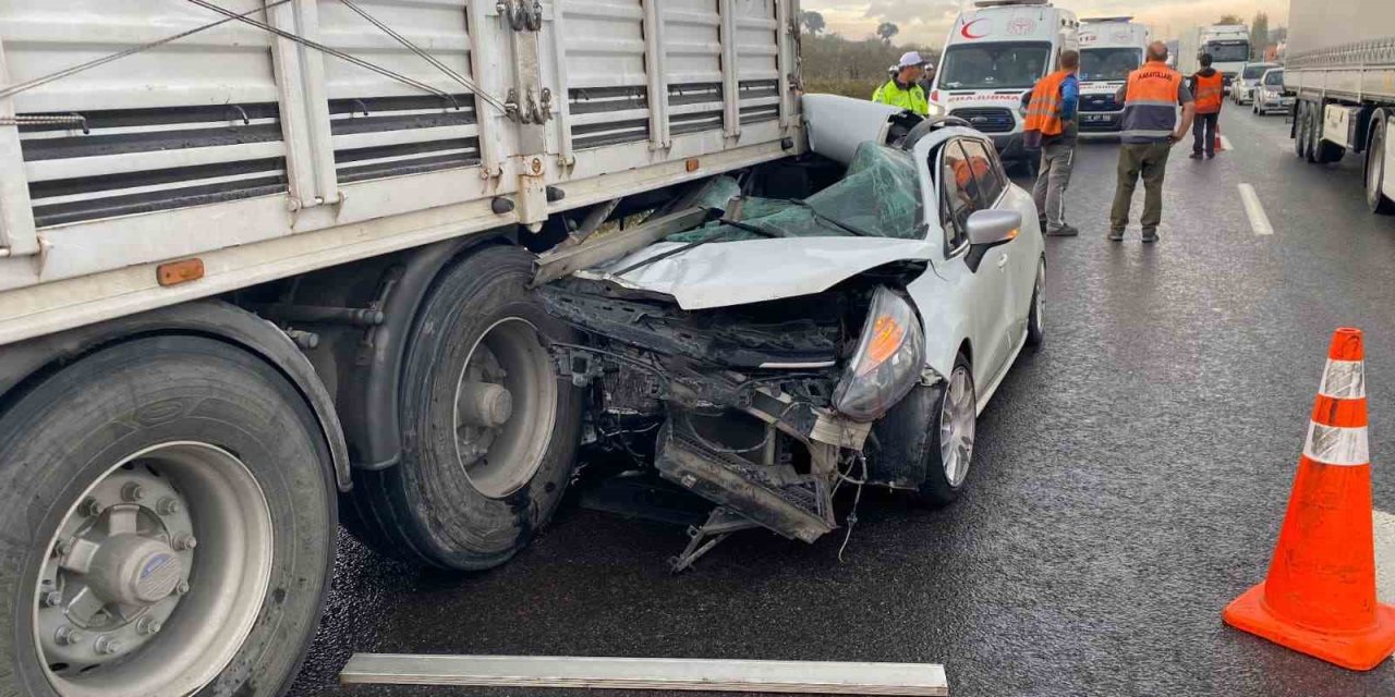 Otomobil Tırın Altına Girdi!