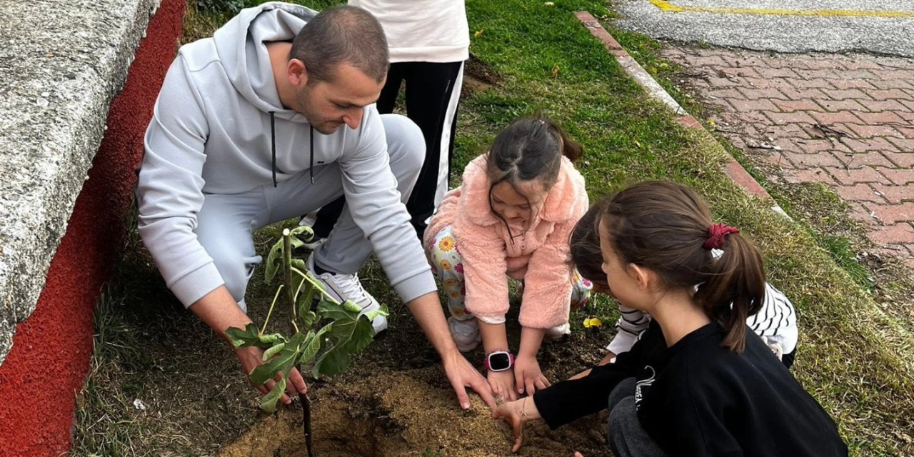Söğütlü Öğrenciler Okullarda Fidan Dikti
