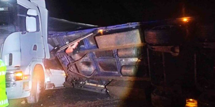 Tır Devrildi, Yol Ulaşıma Kapandı