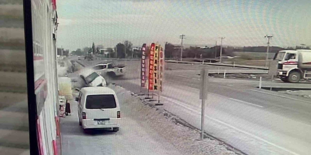 Sokağa Dönmek İsteyen Otomobile Arazi Aracı Çarptı, Kaza Anı Kameraya Yansıdı