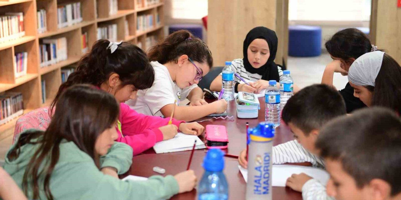 Çocuklar Hayallerini Kağıda Döküyor