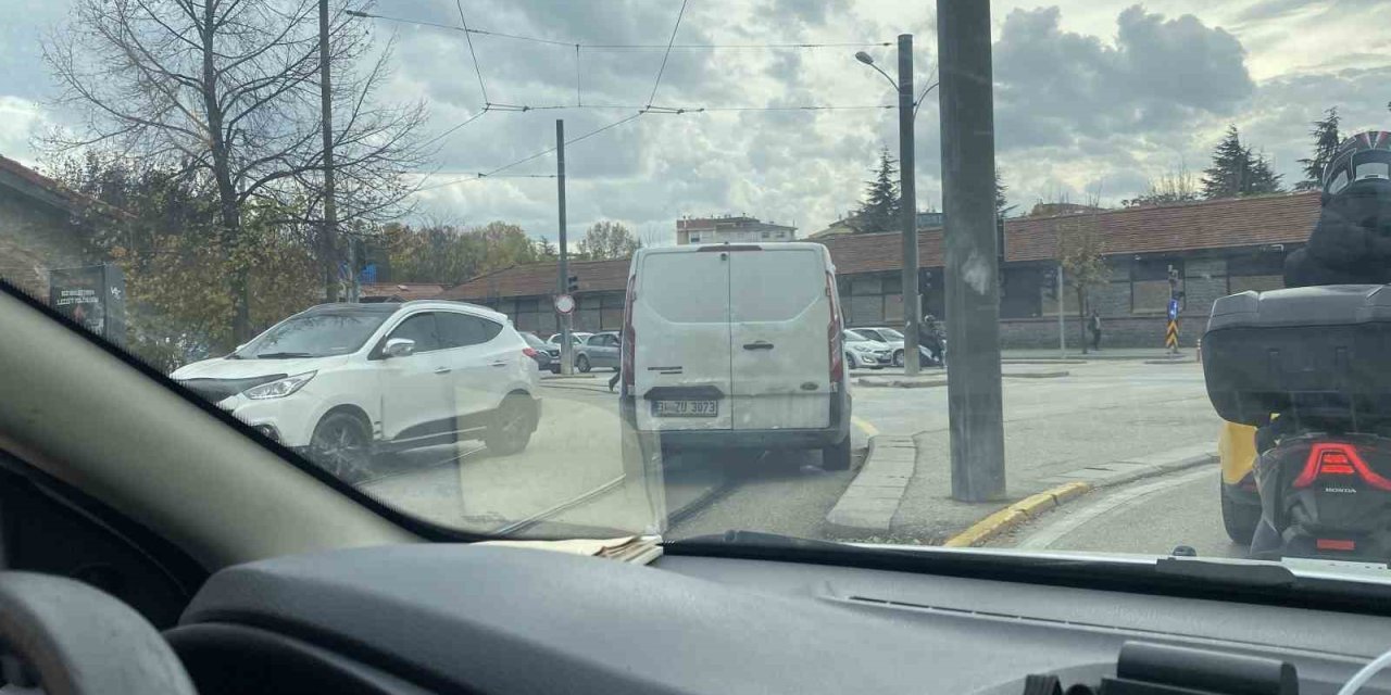 Kırmızı Işıkta Beklemek Yerine Kolay Yolu Seçti