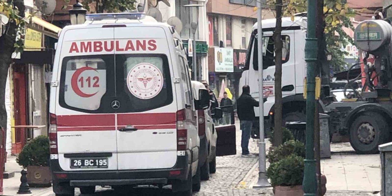 Ters Yönden Gelen Plakasız Otomobil Ambulansın İlerlemesini Engelledi