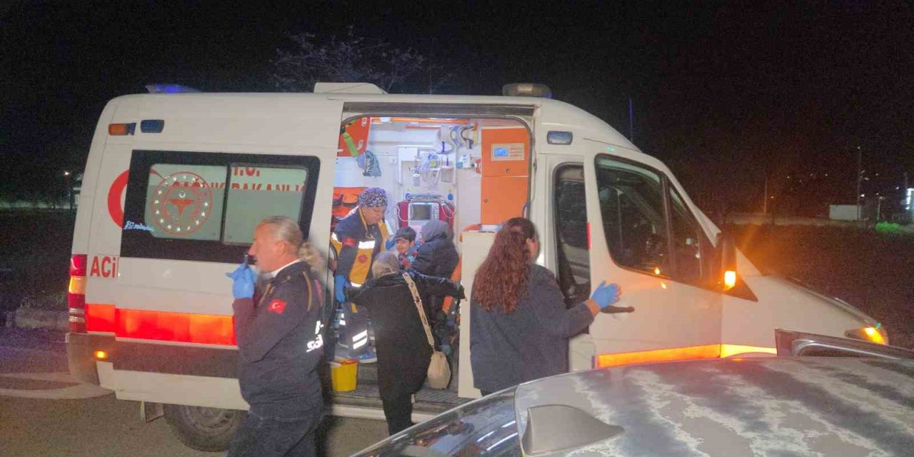 Kırmızı Işıkta Duran Otomobile Arkadan Çarptı: 1’i Çocuk Kişi 5 Yaralandı