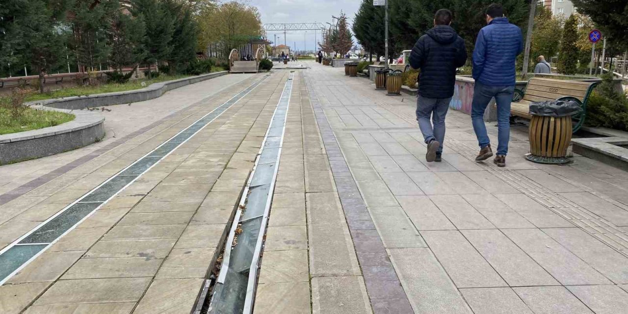 Bakımsız Kalan Hatboyu Her Geçen Gün Daha Da Yıpranıyor