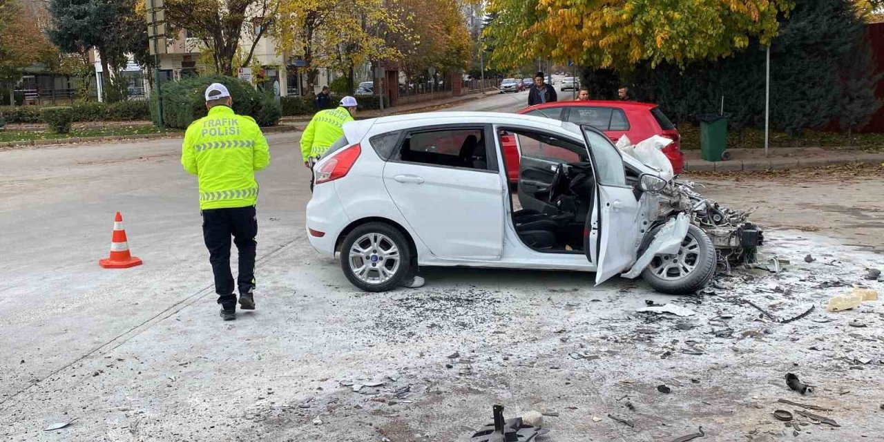 Kamyona Yandan Çarpan Aracın 70 Yaşındaki Sürücüsü Hayatını Kaybetti