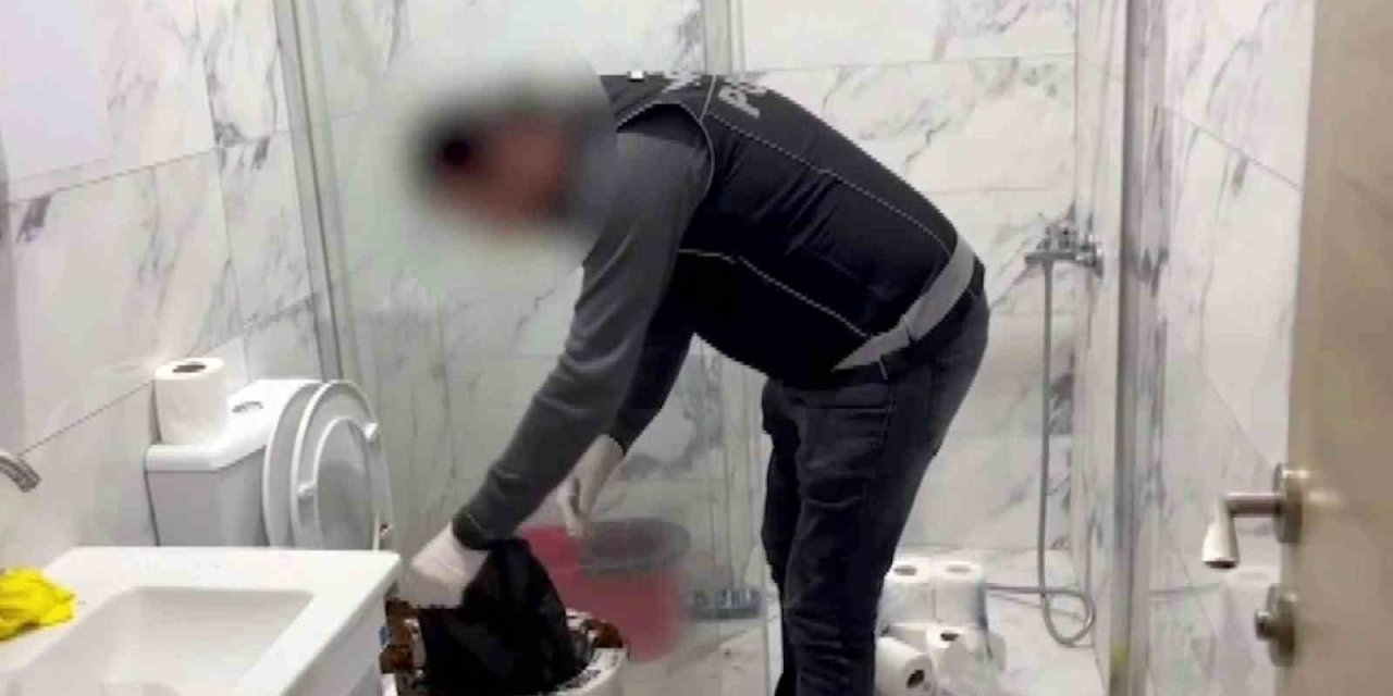Uyuşturucu Baskını Film Sahnelerini Aratmadı: Klozete Döktüler, Saklamaya Çalıştılar