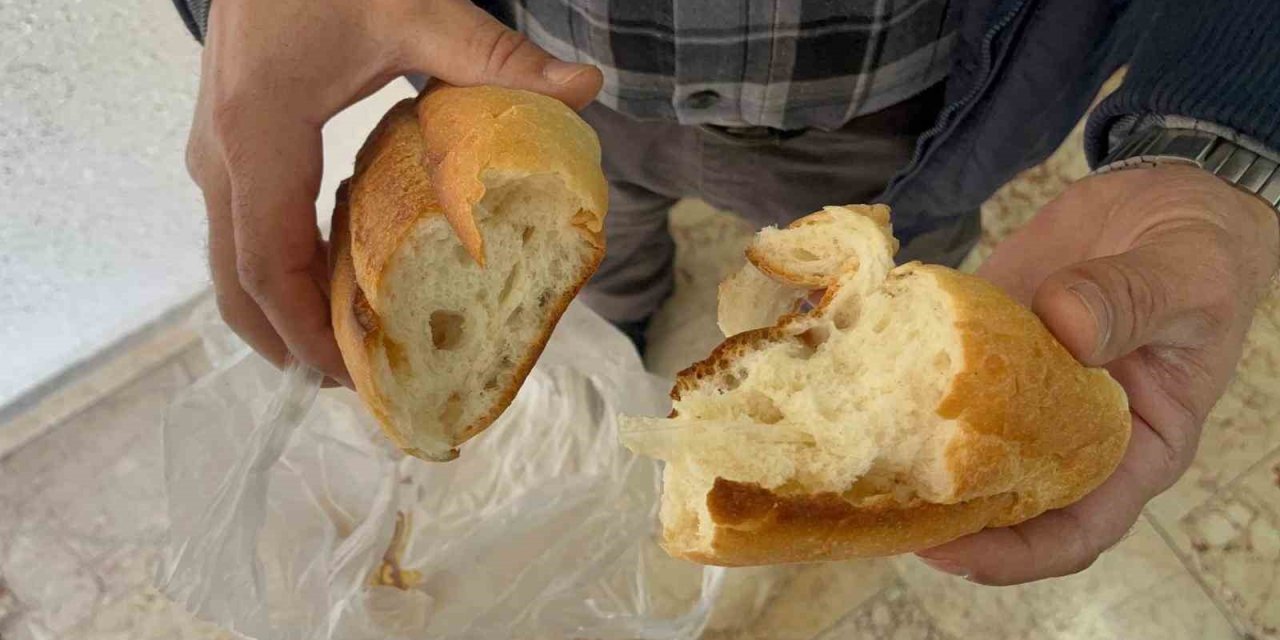 Aldığı Ekmeğin İçinden Çıkan Poşet Parçası İle Şok Oldu