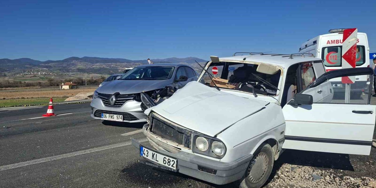 İki Otomobil Çarpıştı, 1 Kişi Yaralandı