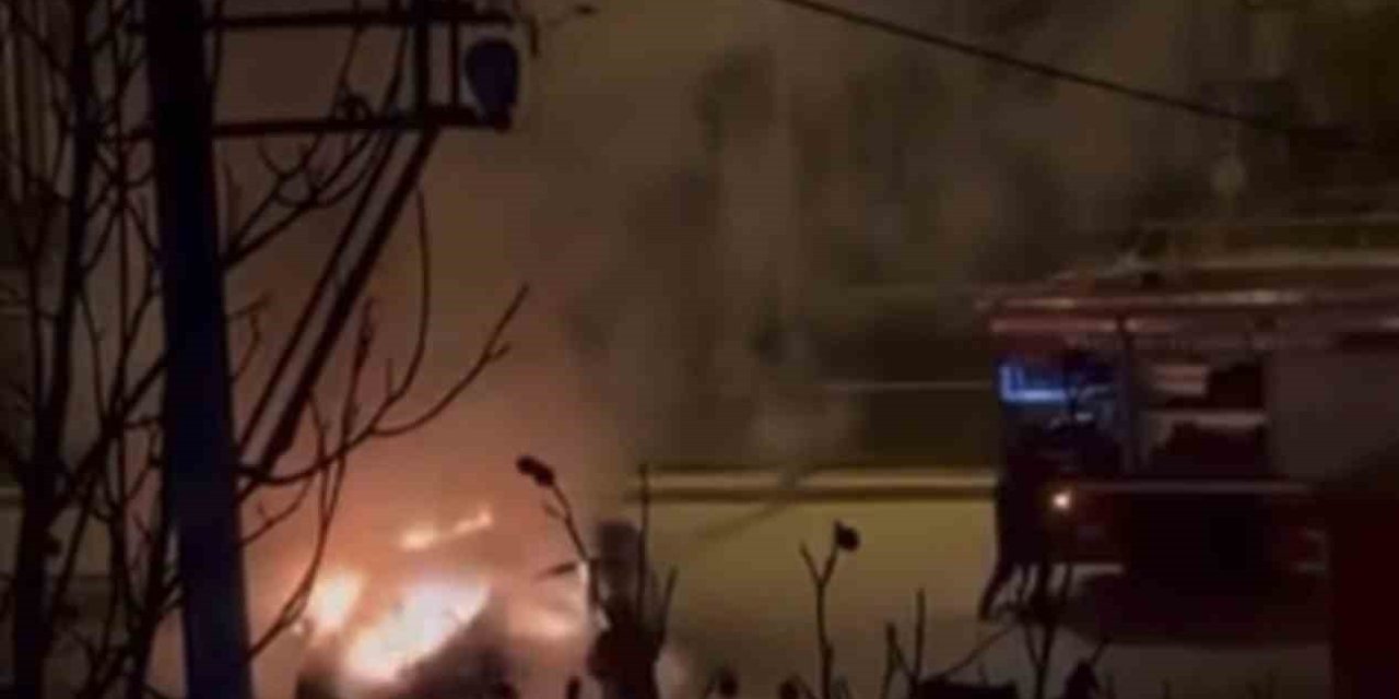 Hafif Ticari Araç Yanarak Kül Oldu