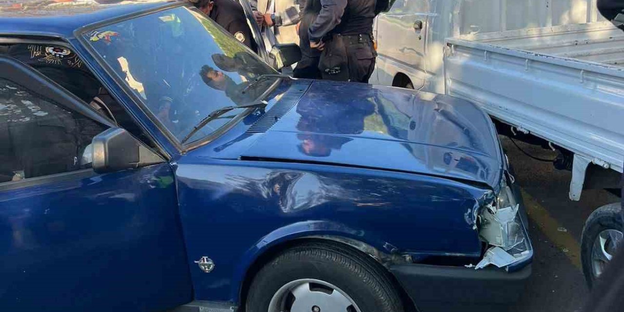 Direksiyon Hakimiyetini Kaybeden Sürücü Kamyonete Çarptı